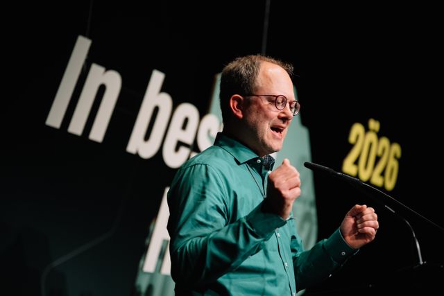 Chris Rihm, Landtagskandidat der Grünen für Mannheim Nord, hält auf dem Landesparteitag in Heidenheim seine Bewerbungsrede.
